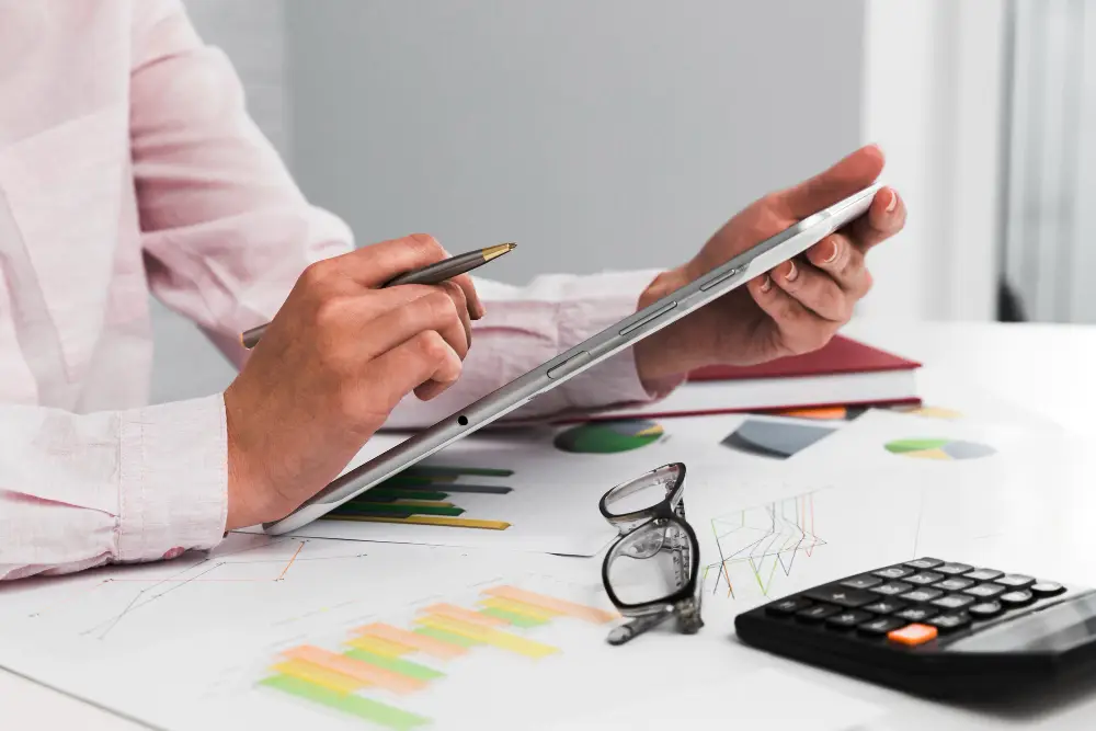 Pessoa analisando investimentos de baixo risco no computador representando iniciantes aprendendo a investir