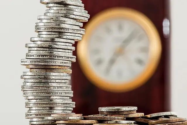Moedas empilhadas crescendo representando sucesso das estratégias de poupança para realizar sonhos