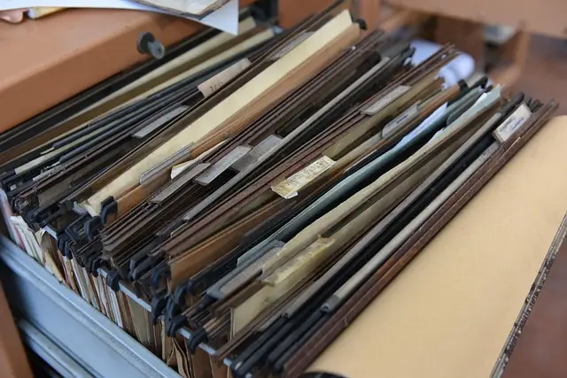 Documentos organizados representando papelada necessária para abrir conta digital MEI