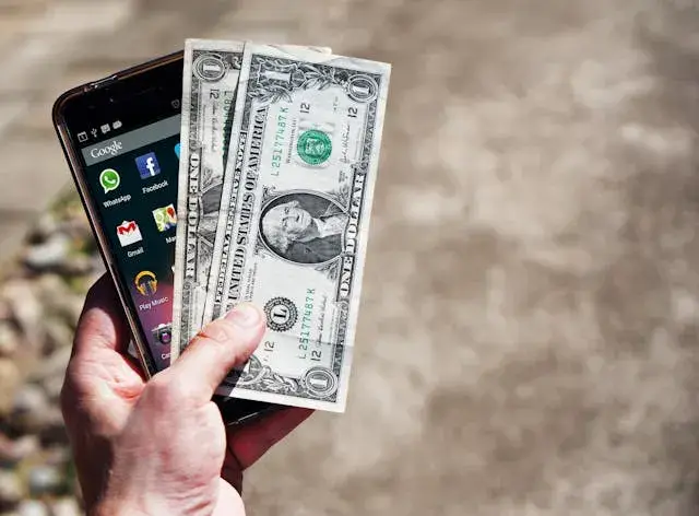 Smartphone exibindo gráfico de economia mensal com aplicativos financeiros