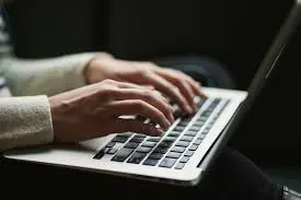 Pessoa MEI trabalhando em ideias de renda extra no computador