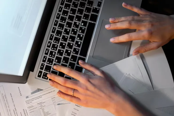 homem autônomo organizando as finanças como MEI em 2025