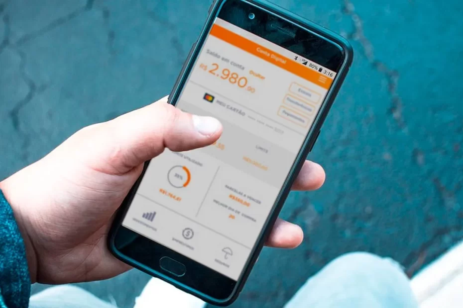 empreendedor analisando conta PJ no celular – melhor banco para MEI 2025